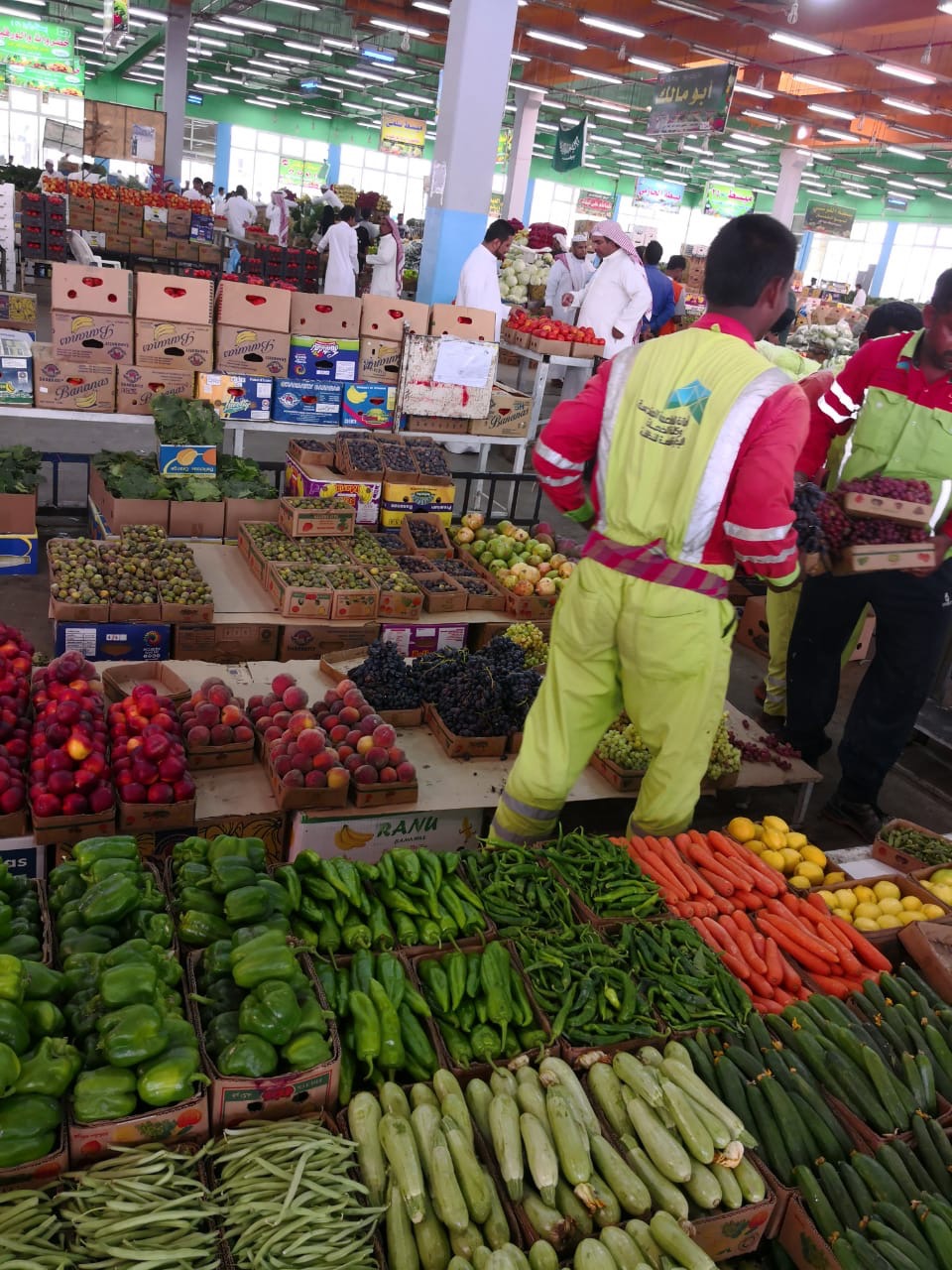 بالصور.. مخالفات بالجملة بسوق الخضراوات والفواكه في الكعكية