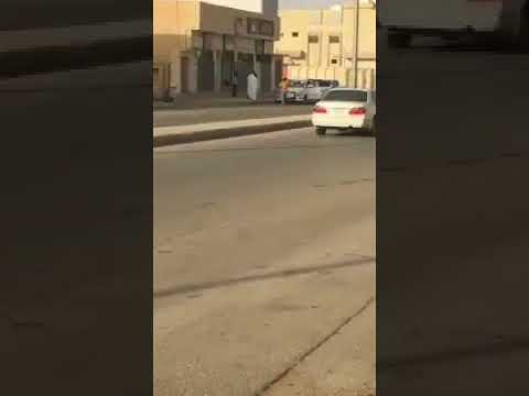 بالفيديو.. شاب يهدد وافداً بسلاح رشاش ويسبب له حالة هستيرية من الفزع