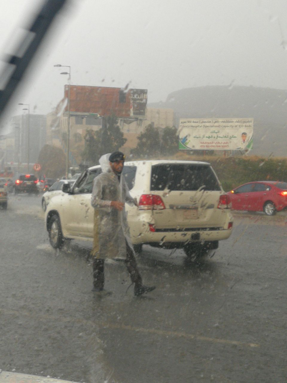 فيديو وصور.. جهود مميزة لمرور عسير لفك اختناق الطرق بسبب الأمطار