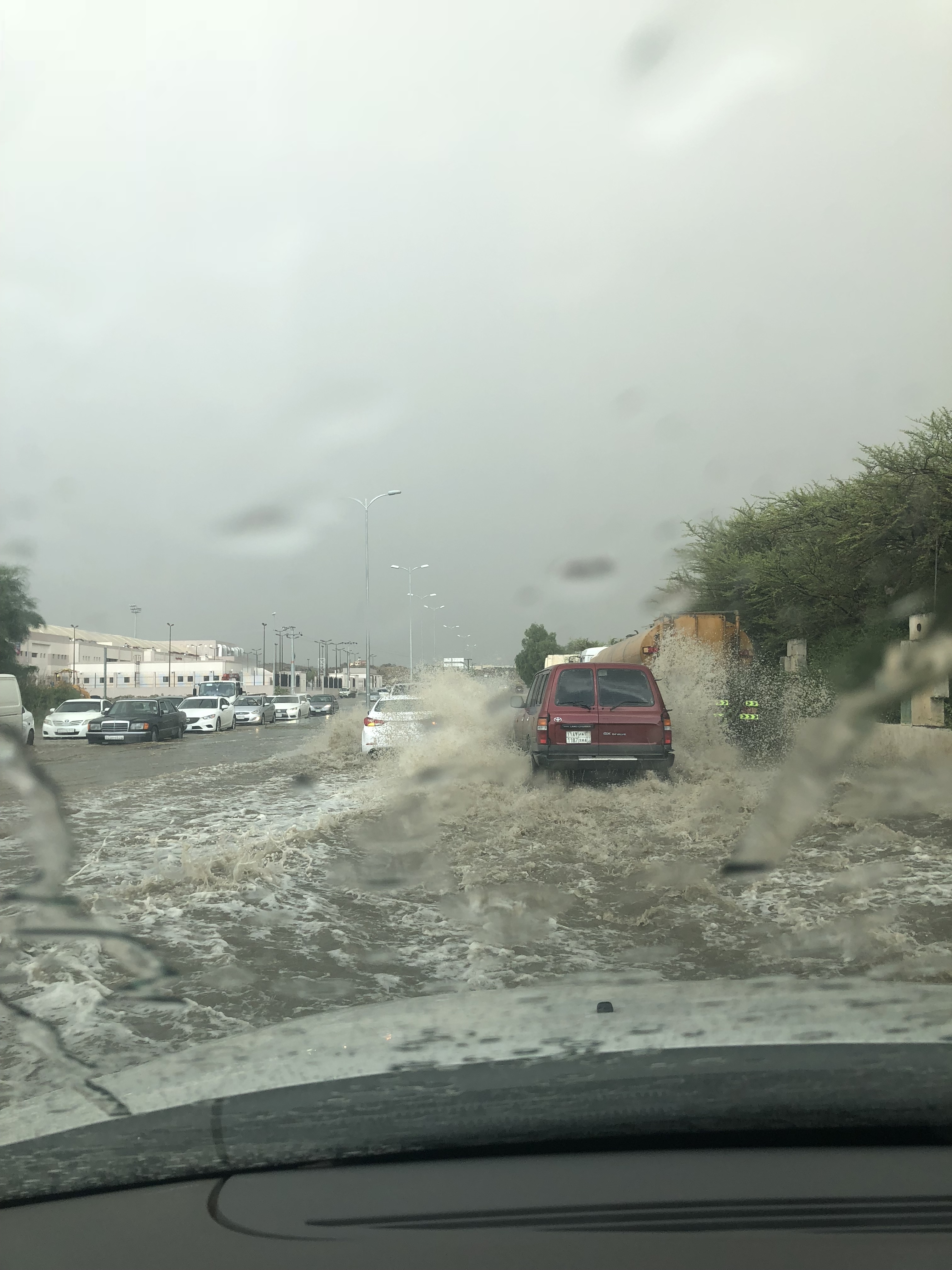 بالصور.. أمطار خميس مشيط تلطف الأجواء والمياه المتراكمة تعيق حركة المركبات
