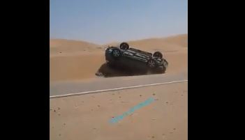 بالفيديو.. انقلاب مركبة بسبب الرمال الزاحفة