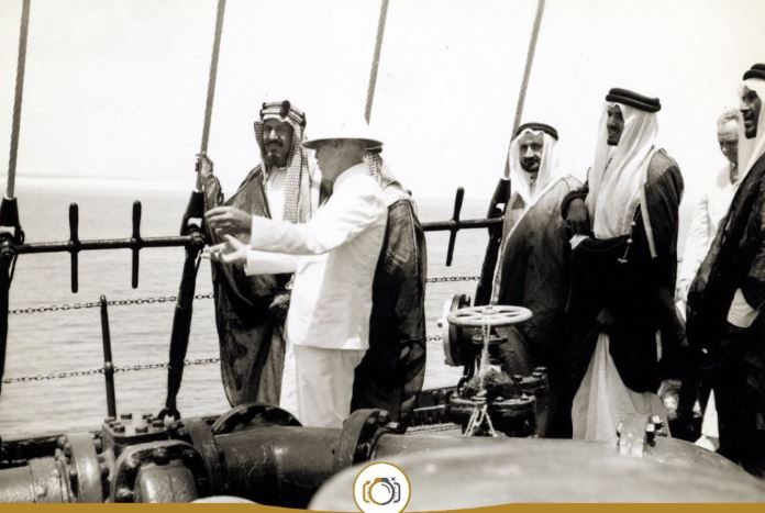 صورة نادرة .. الملك عبدالعزيز يدير صمام أول ناقلة زيت في رأس تنورة