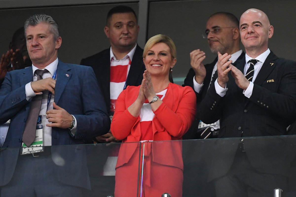 بالصور .. رئيسة كرواتيا تنسى وقار منصبها لعيون منتخب بلادها