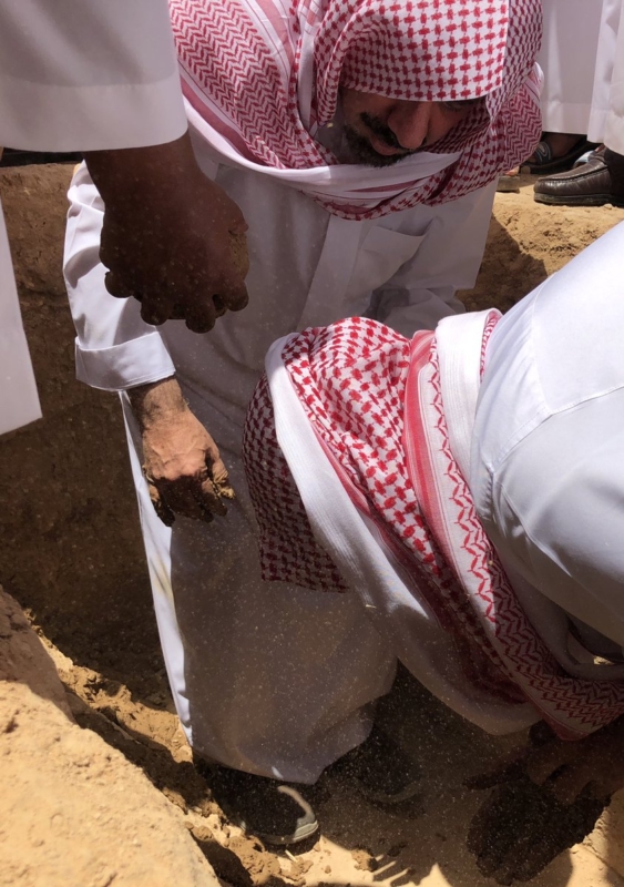 صورة مؤثرة للأمير جلوي بن عبدالعزيز بن مساعد أمام قبر والدته - المواطن