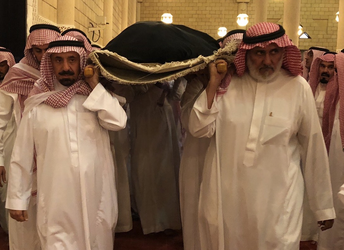 جموع غفيرة تؤدي صلاة الميت على والدة الأمير جلوي بن عبدالعزيز بن مساعد