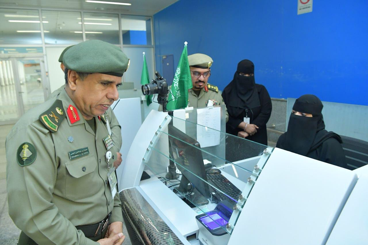 اللواء اليحيى يقف على استعدادات الجوازات بصالات الحج بمطار الملك عبدالعزيز