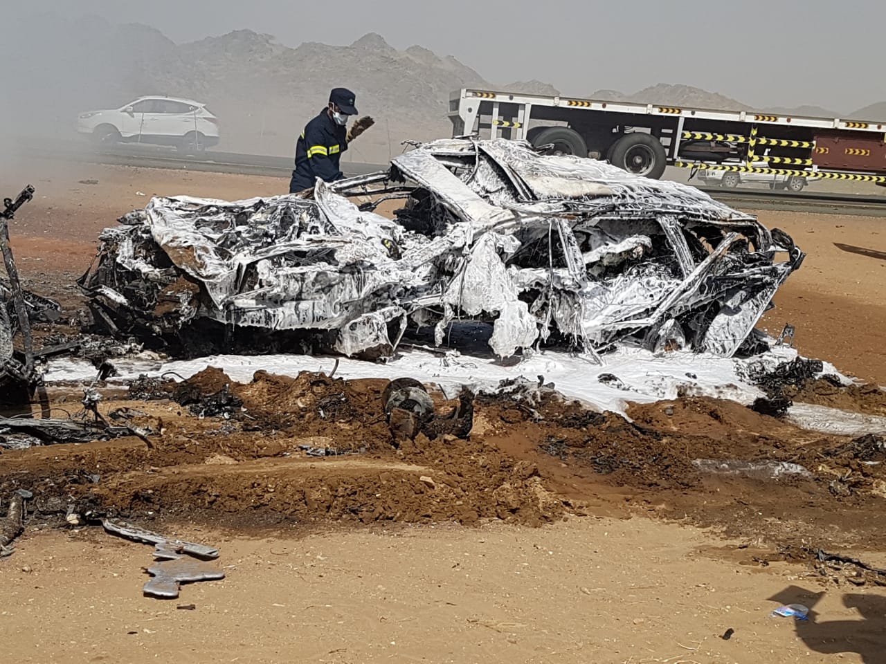 بالصور حادث مروّع.. تفحم 8 أشخاص في تصادم مركبة عائلية وحافلة على طريق مكة السريع