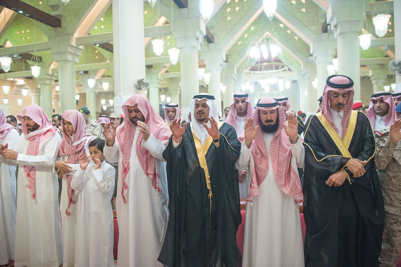أمير الرياض بالنيابة ينقل تعازي القيادة لأسرة الشهيد العنزي