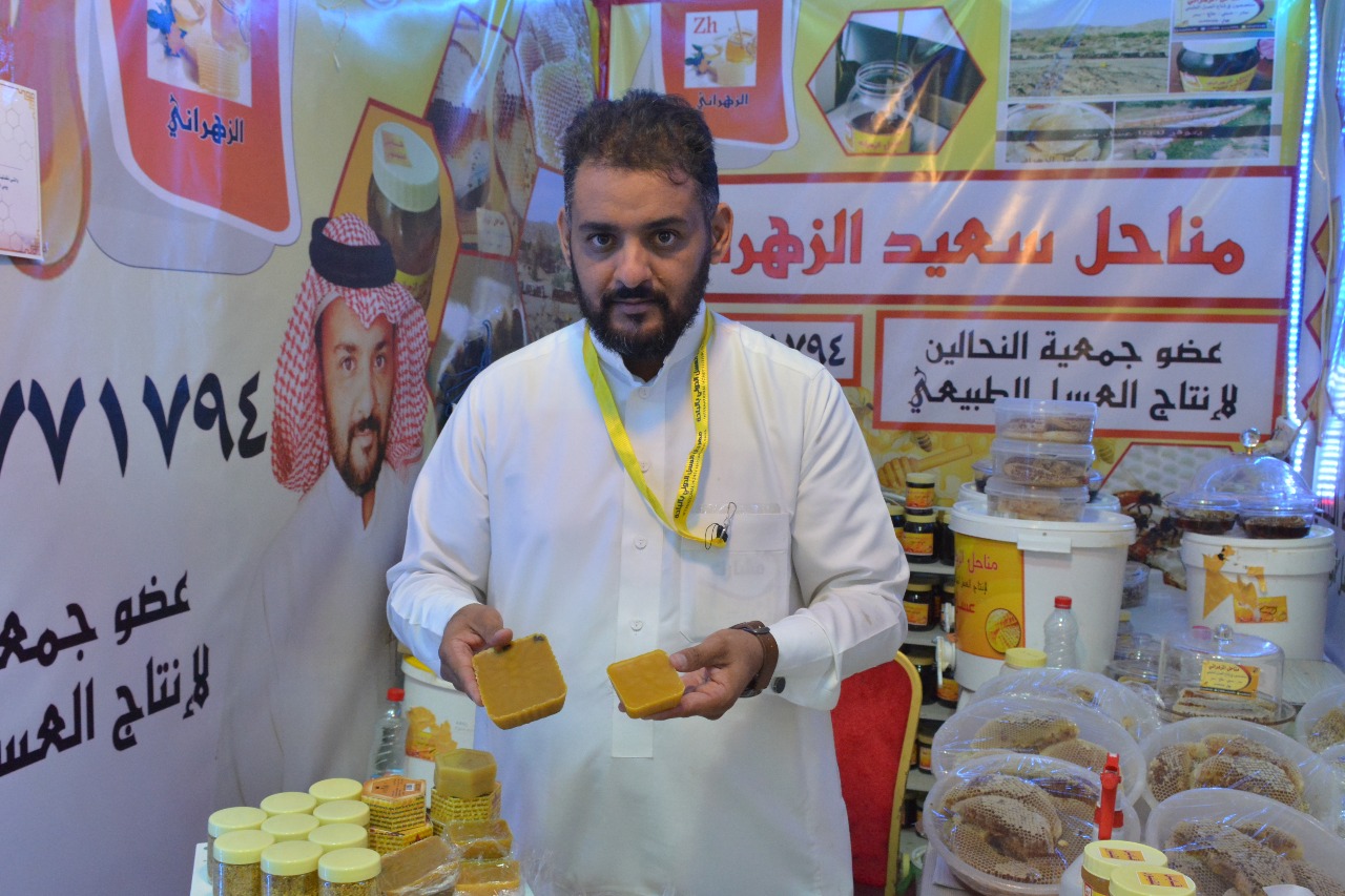 شاهد.. شاب سعودي يبدع بإعادة تدوير الشمع في منتجات محلية