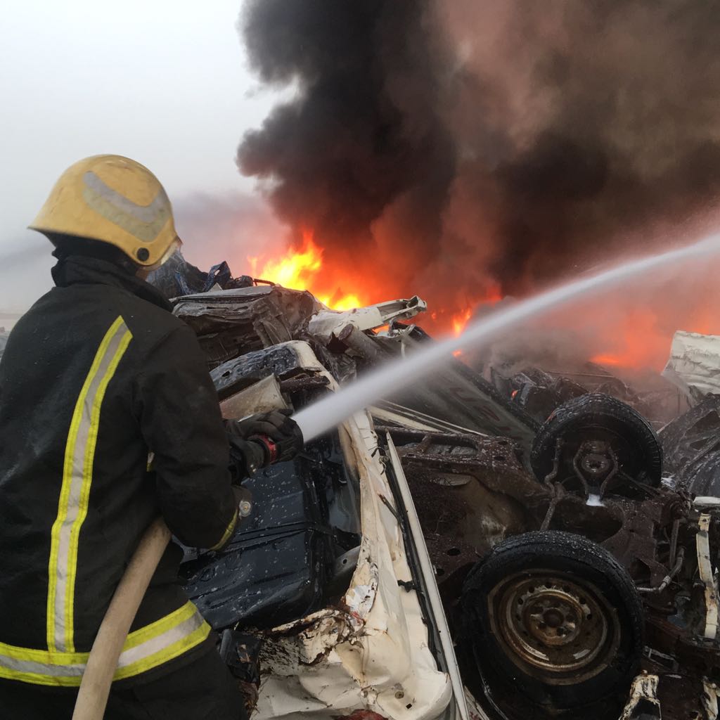 بالصور.. إخماد حريق نشب بسيارات تالفة في صبيا