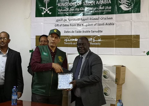 مركز الملك سلمان للإغاثة يسلم 100 طن من التمور لإثيوبيا
