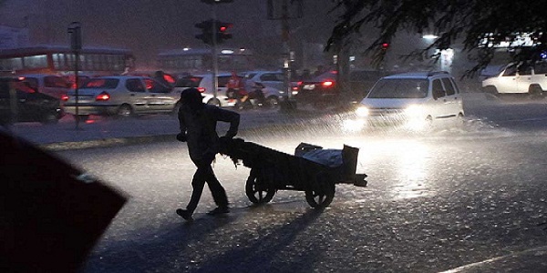 مومباي.. أمطار غزيرة لليوم الـ4 توقف حركة الطيران والقطارات