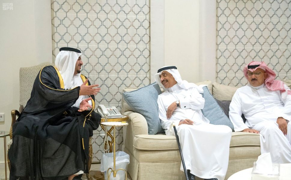 أمير الرياض بالنيابة يقدم العزاء في وفاة والدة ناصر بن سعود