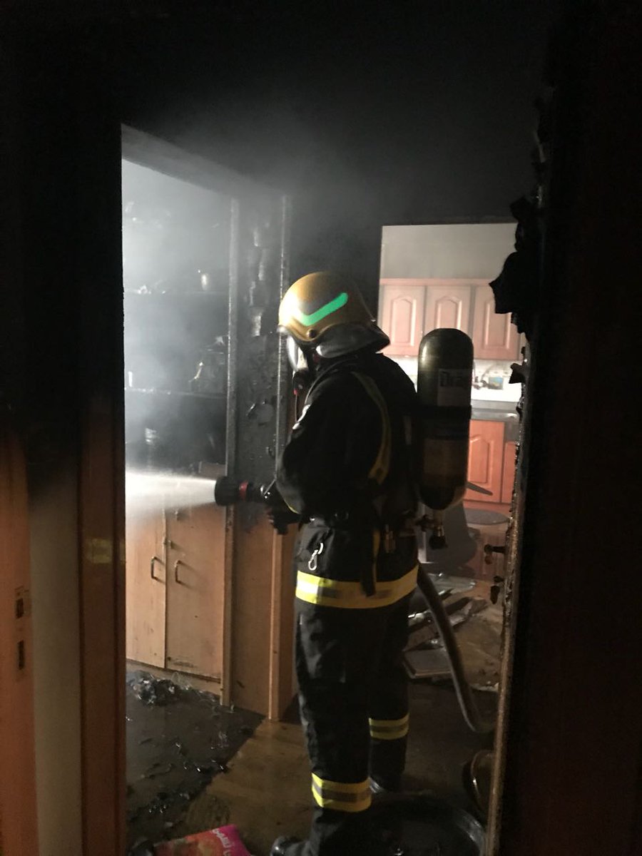 بالصور.. إخلاء أسرة احترق منزلهم في حي القادسية