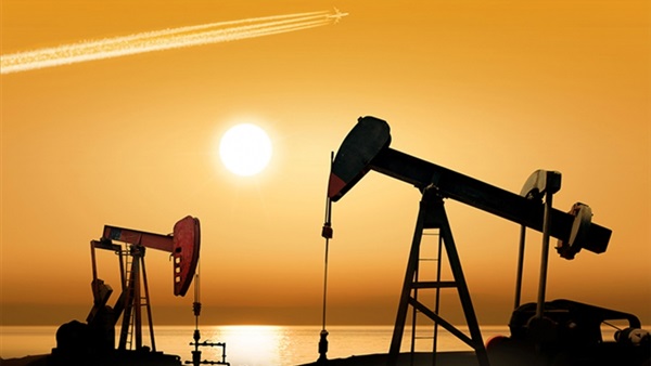 النفط يصعد وسط علامات على كبح الإمدادات الأمريكية