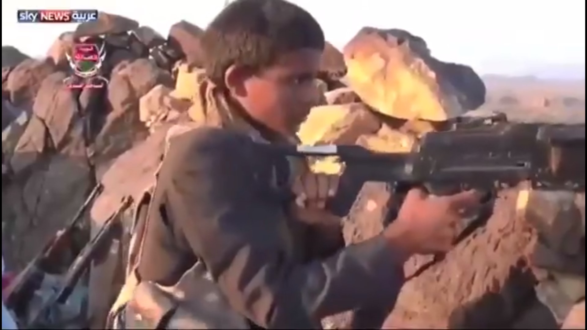 شاهد.. فيديو جديد يفضح ميليشيا الحوثي وحثهم أطفال اليمن على القتل!