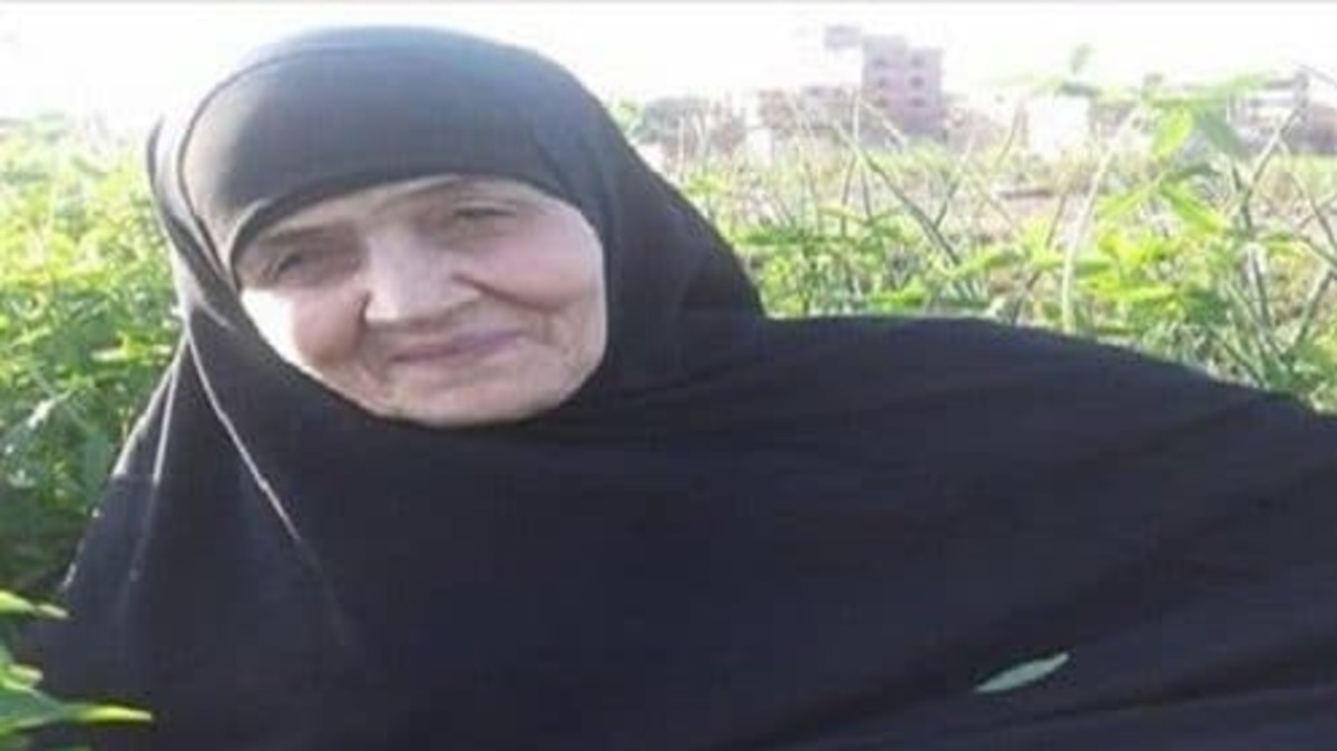 دسوا لها المخدرات وتبرعوا لها بالعمرة.. سبعينية تعود إلى القاهرة بعد براءتها في المملكة