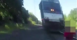 بالفيديو.. لحظة إنقاذ رجل من الدهس تحت قطار سريع