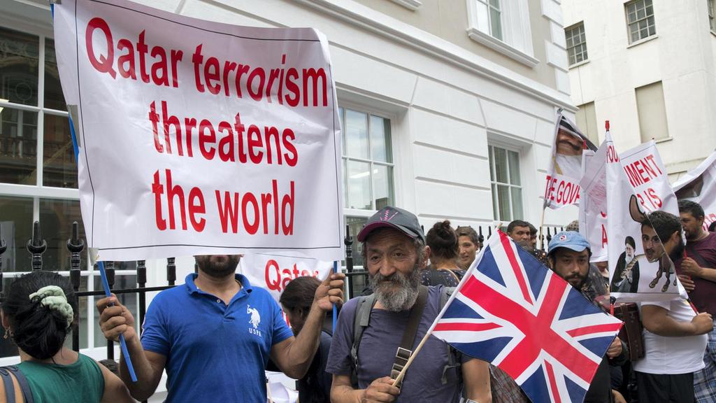 تميم مرفوض في بريطانيا.. تظاهرات تفضح دعم قطر للإرهاب