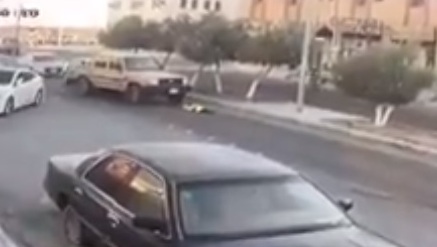 بالفيديو.. سيارة شاص تدهس طفلة وتنجو بأعجوبة