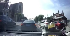 فيديو مروع.. لحظة دهس طفل أثناء عبوره الطريق