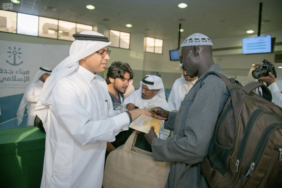 بالصور.. رئيس موانئ يستقبل أوائل دفعات حجاج السودان بالهدايا 