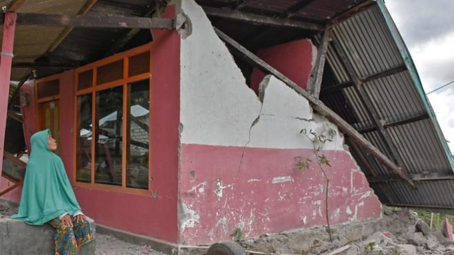 شاهد.. زلزال بقوة 6.4 ريختر يقتل 14 في إندونيسيا
