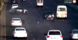 شاهد.. سائق يتسبب في حادث مروع بين 3 سيارات في أبو ظبي