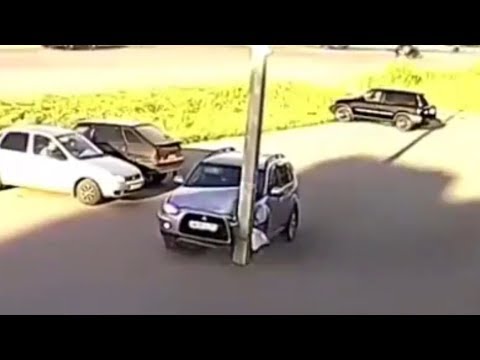 بالفيديو.. سائق يصطدم بعمود داخل موقف للسيارات بطريقة عجيبة