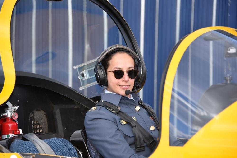 شاهد.. الشيخة عائشة بنت راشد آل خليفة أول بحرينية تقود طائرة مقاتلة