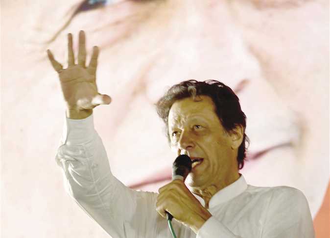 عمران خان يستبق نتائج انتخابات باكستان ويعلن فوزه