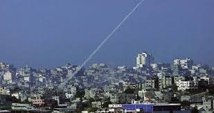 قذائف صاروخية تستهدف إسرائيل وصفارات الإنذار تدوي
