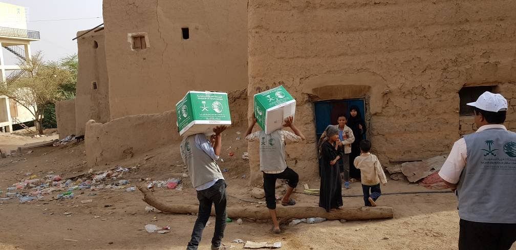 بالصور.. مركز الملك سلمان للإغاثة يوزع 23 طنًا مواد غذائية في الجوف اليمنية