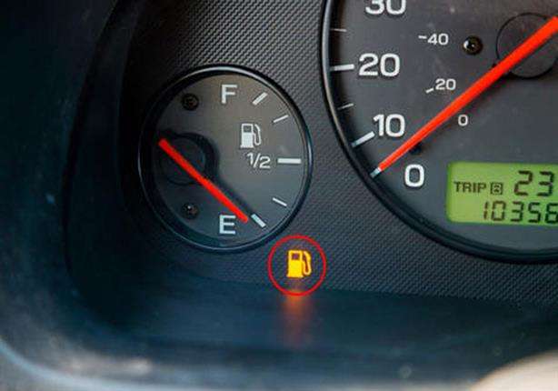 ما هي أقصى مسافة تقطعها مركبتك بعد إضاءة لمبة الوقود؟