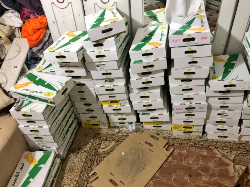 بالصور.. بلاغ مواطن يوقع عمالة تعبئ التمور بشكل مخالف في المدينة