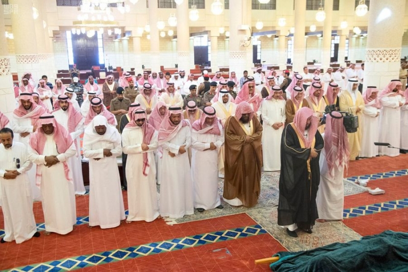 أمير الرياض بالنيابة يؤدي صلاة الميت على والدة الأمير مقرن بن سعود - المواطن