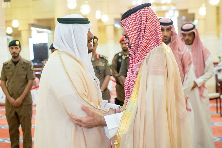 أمير الرياض بالنيابة يؤدي صلاة الميت على والدة الأمير مقرن بن سعود
