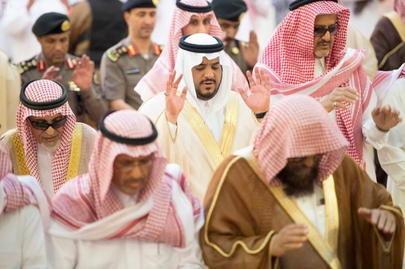 أمير الرياض بالنيابة يؤدي صلاة الميت على والدة الأمير مقرن بن سعود - المواطن