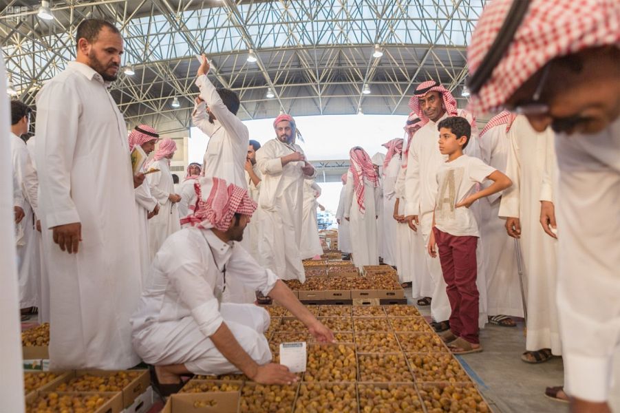 شاهد.. مهرجان سكرية المذنب الحمراء يستقبل منتجات المزارعين