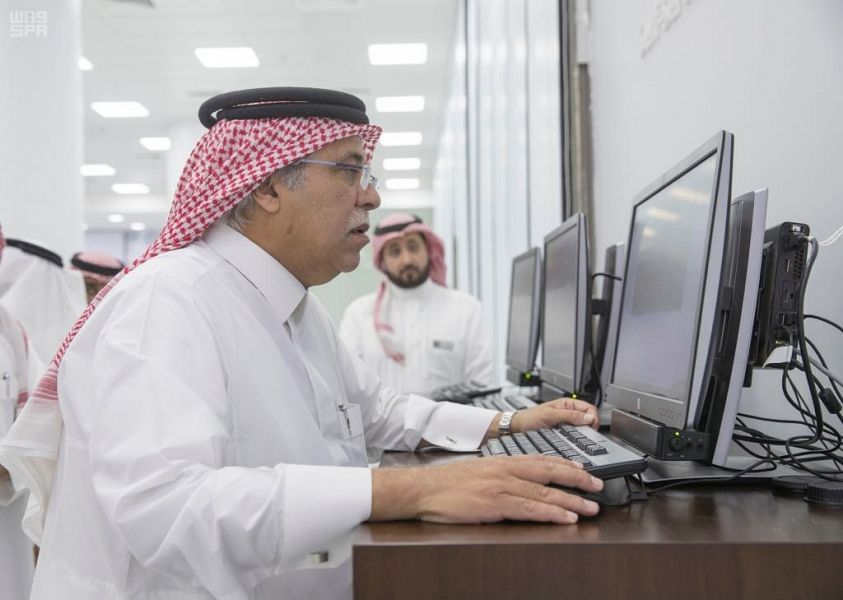 شاهد.. وزير التجارة والاستثمار يدشن مركز خدمة العملاء في جدة