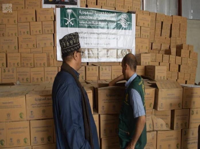 مركز الملك سلمان للإغاثة يسلم 200 طن من التمور هدية المملكة إلى اليمن