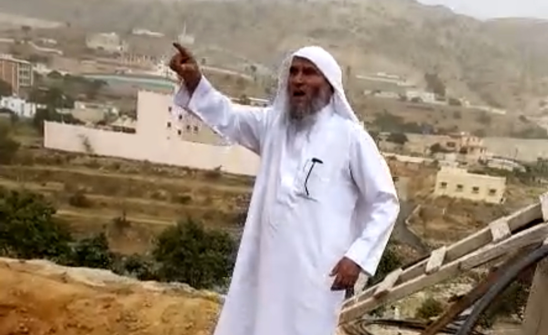 بالفيديو والصور.. حوار بين تركي بن طلال وأحد المزارعين في بللسمر