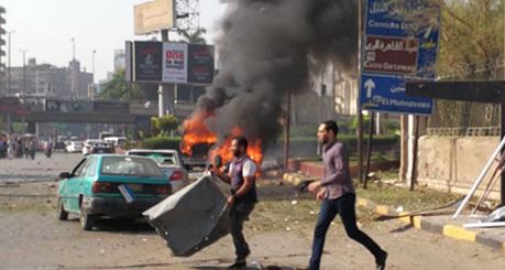 بالفيديو والصور.. انفجار سيارتين وتفحمهما في مصر
