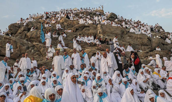 يرافقهم آلاف من رجال الأمن.. الحجيج ينفرون إلى مزدلفة في خشوع وسكينة