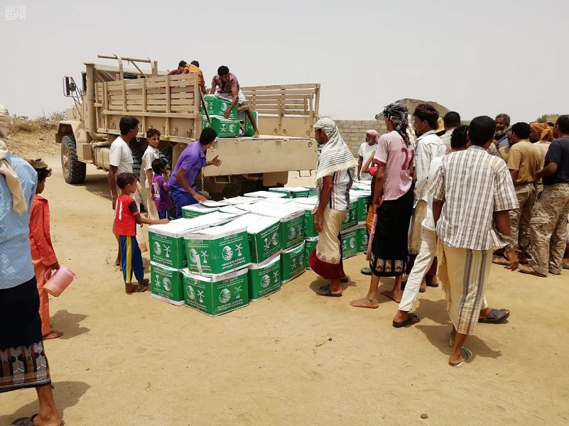 مركز الملك سلمان للإغاثة يوزع 25 طنًا من السلال الغذائية في قرى حجة