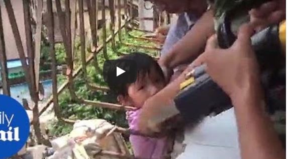 بالفيديو.. تحرير رأس طفلة علقت بشرفة منزلها