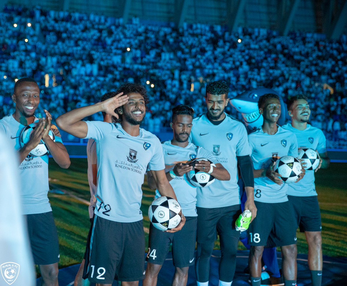 شاهد .. جماهير الهلال تحتفي بنجومها في قلب محيط الرعب