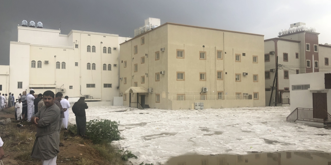 بالفيديو والصور.. أمطار غزيرة تحاصر منازل حي الرصراص بالخميس والاستعانة بالقوارب لإنقاذ السكان.