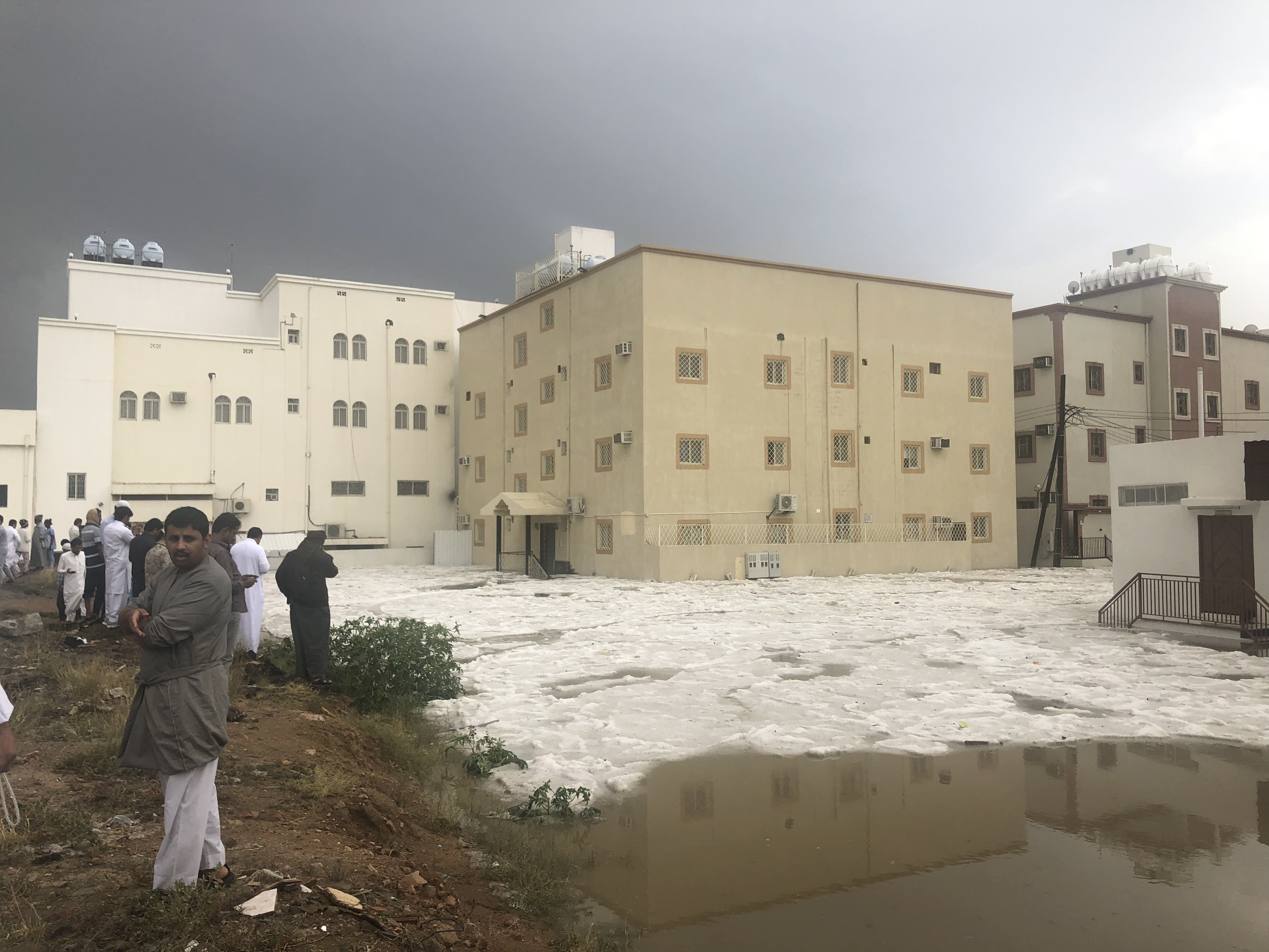 بالفيديو والصور.. السيول تحاصر منازل حي الرصراص بالخميس .. والقوارب لإنقاذ السكان