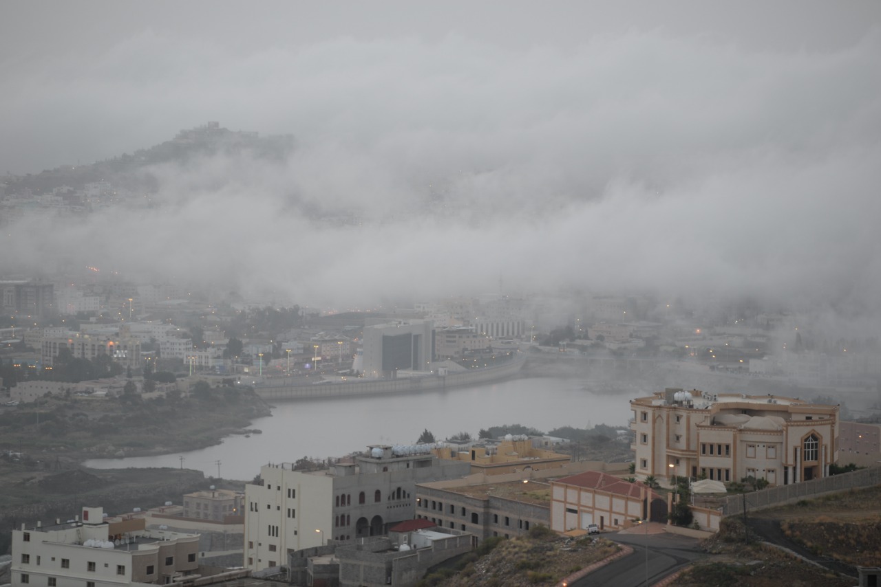 بالصور.. في عز لهيب الصيف لا مدينة تشبه سيدة الغيم والضباب